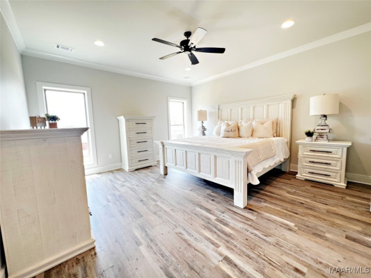 6 Village Knoll