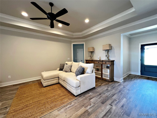 6 Village Knoll