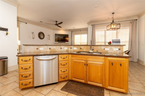 8436 ROCKBRIDGE Circle