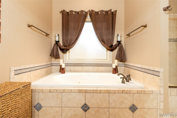 8436 ROCKBRIDGE Circle