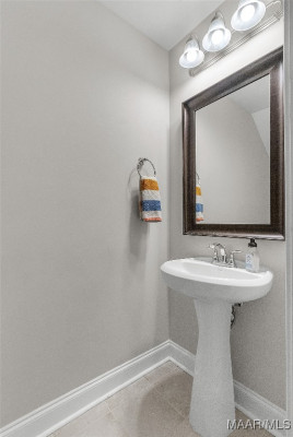 1136 Benjamin Way