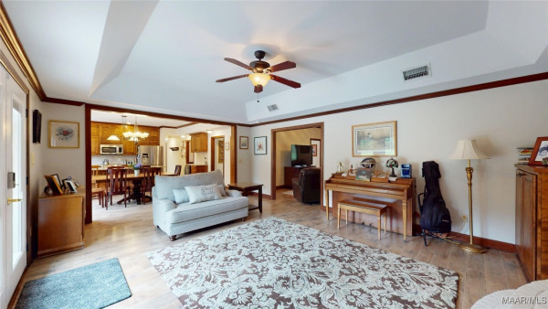 404 WINDWOOD Court