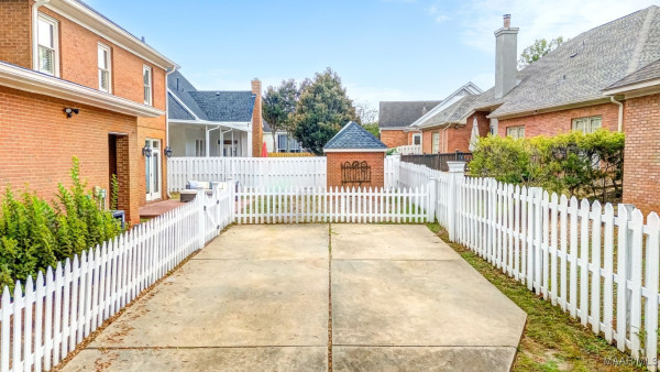 8141 Oak Alley