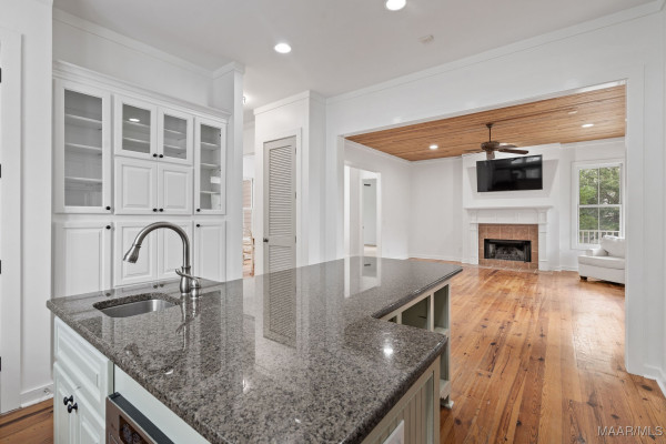 5 Avenue of the Waters .