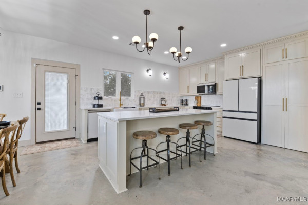 2916 Highway 82 . W