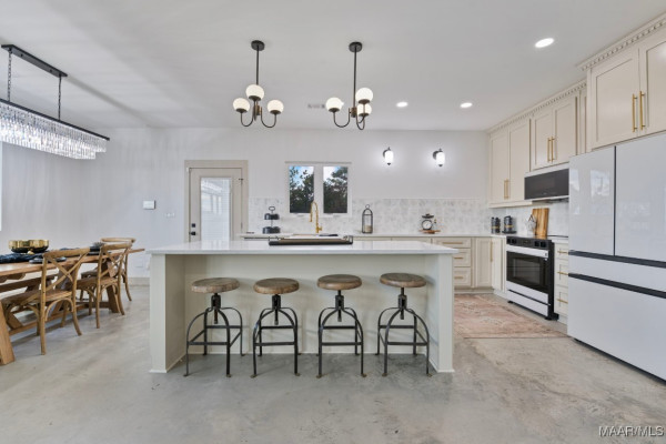 2916 Highway 82 . W