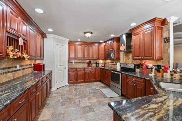 915 County Road 19 . N