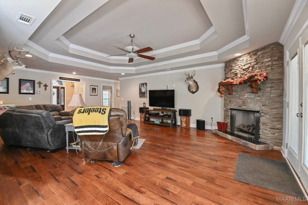 915 County Road 19 . N