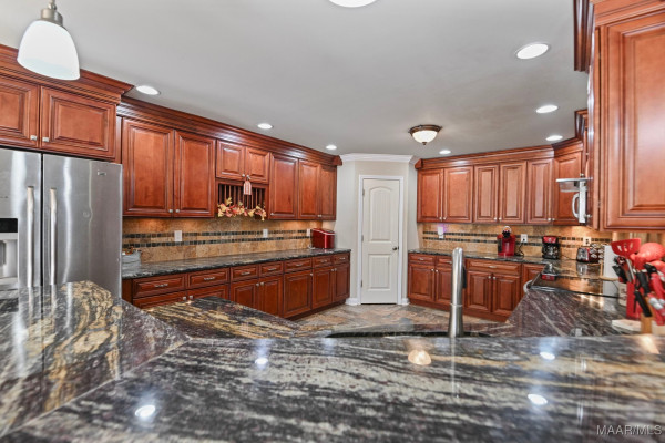 915 County Road 19 . N