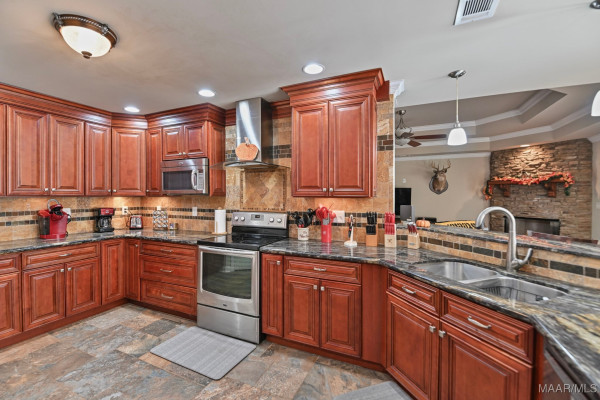 915 County Road 19 . N