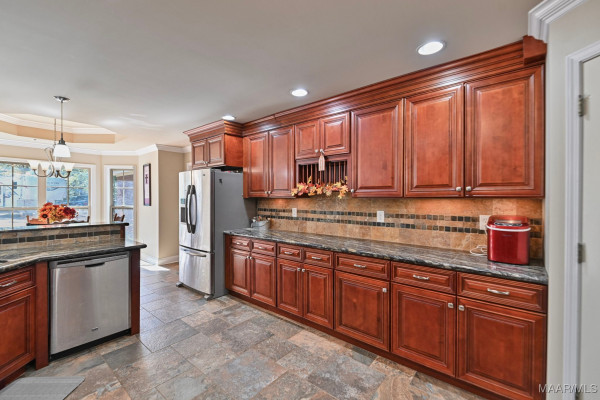 915 County Road 19 . N