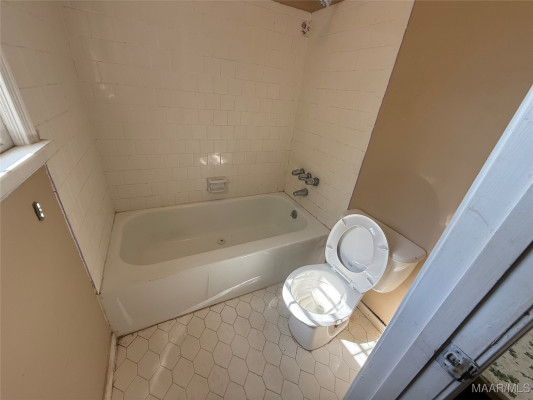 212 W Vanderbilt Loop