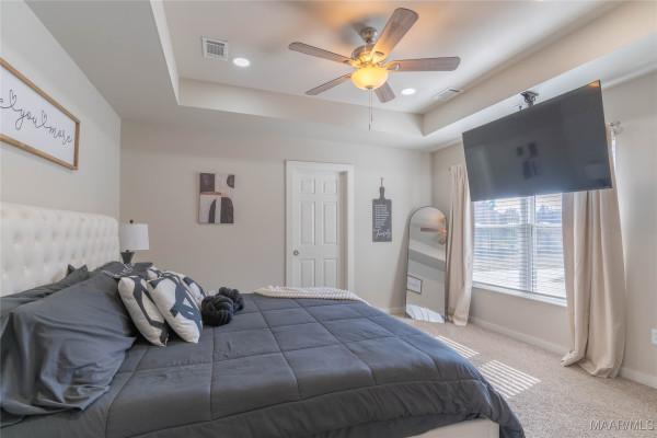 6136 Burbank Crossing Loop