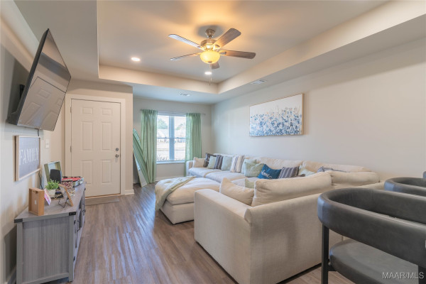 6136 Burbank Crossing Loop