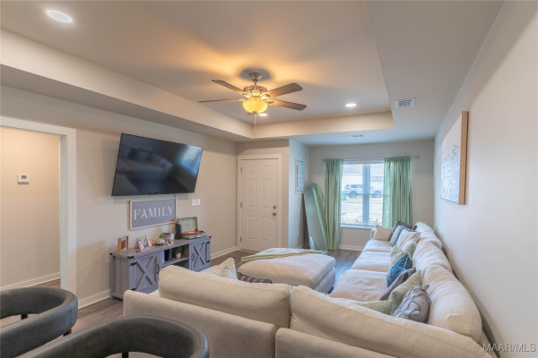 6136 Burbank Crossing Loop