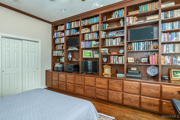 8189 Longneedle Place