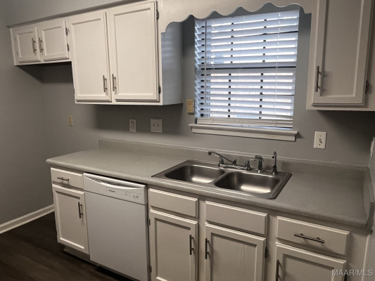 712 E Gardendale Drive