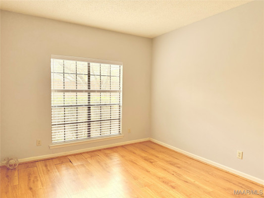 6121 Bell Road Manor