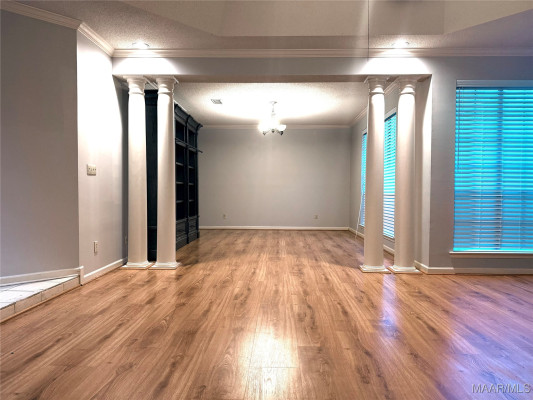 6121 Bell Road Manor