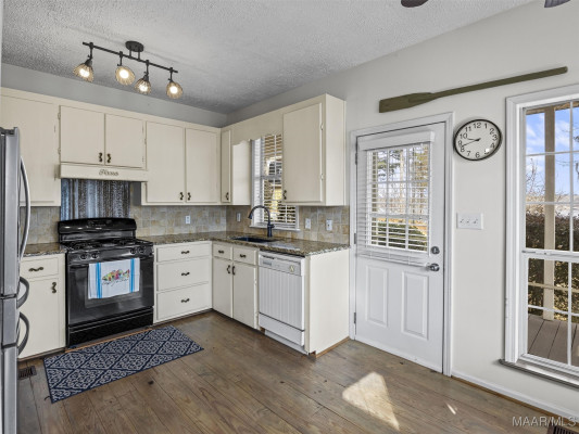 1706 Blackberry Road