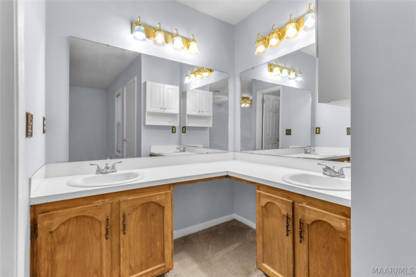 223 W VANDERBILT Loop