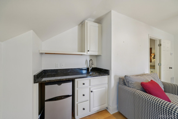 6415 Philadelphia Hill