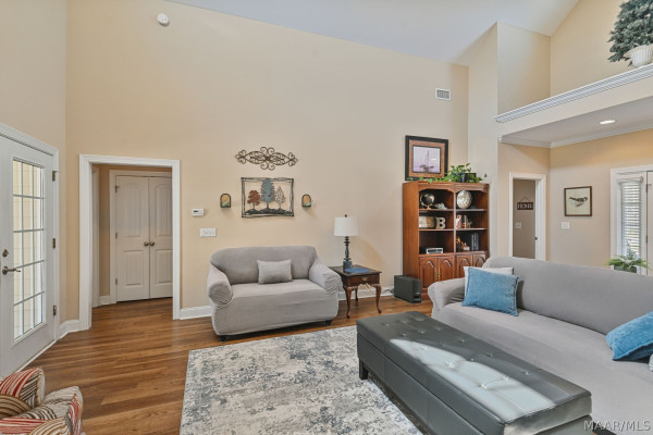 315 Curlee Way