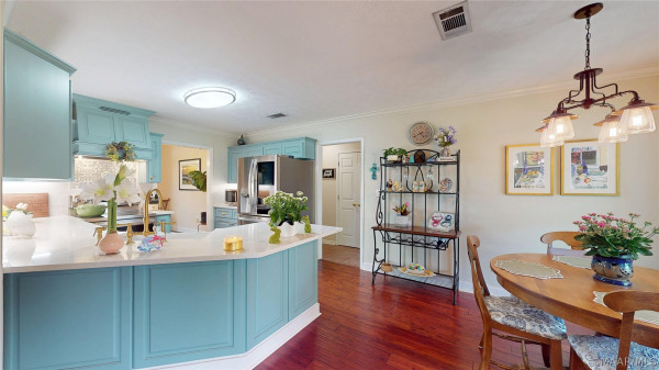 223 LAKESHORE Drive