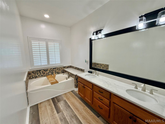 606 Vintage Way