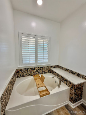 606 Vintage Way