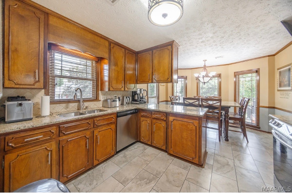 1204 KENWOOD Court