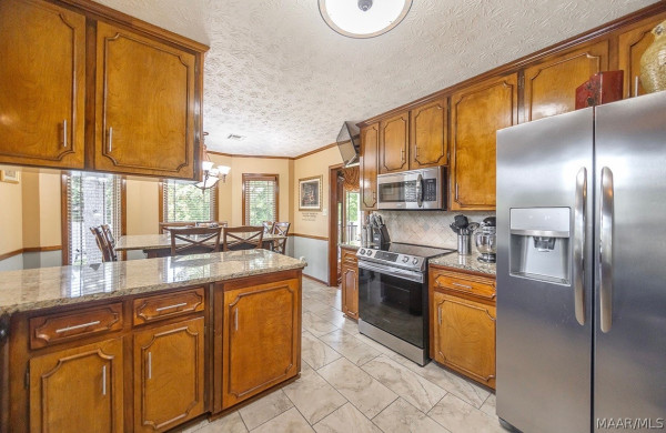 1204 KENWOOD Court