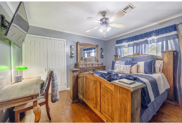 1204 KENWOOD Court