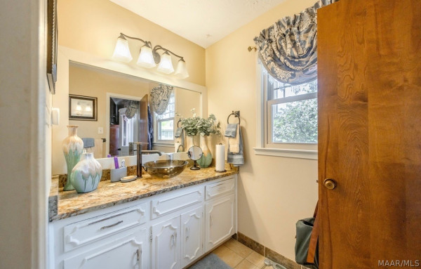 1204 KENWOOD Court