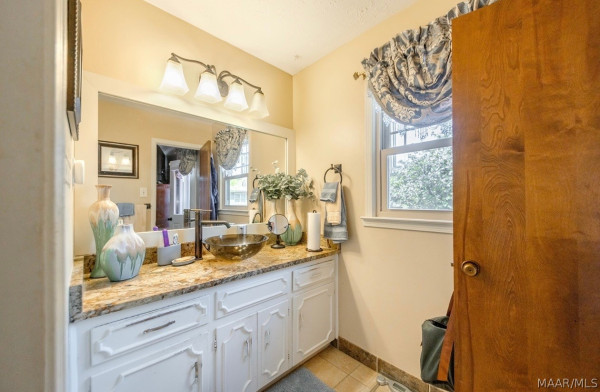 1204 KENWOOD Court
