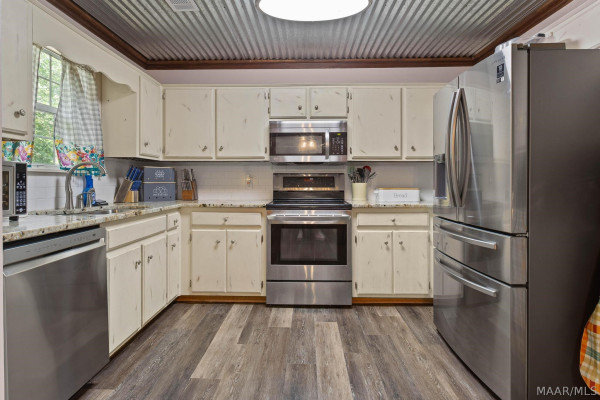 105 Lakeview Court