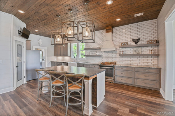 722 Lakeshore Drive
