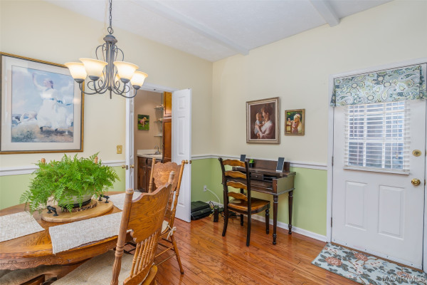 1813 Chenoweth Lane