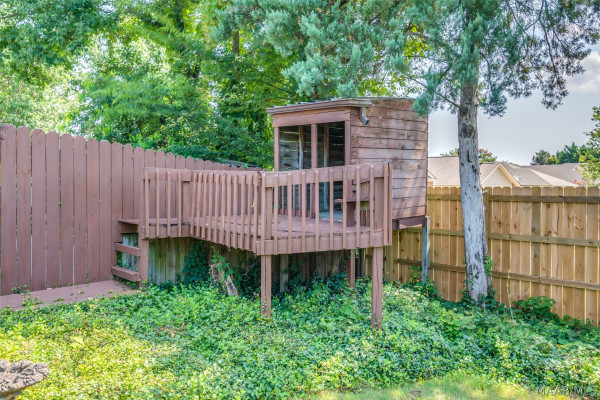 1813 Chenoweth Lane