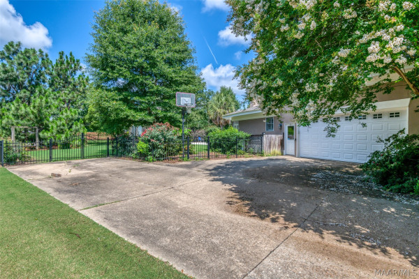 6100 HENLEY HEDGE Court