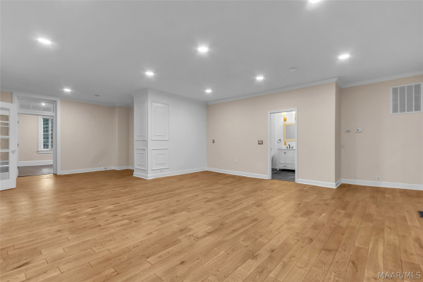 2481 E Cloverdale Park