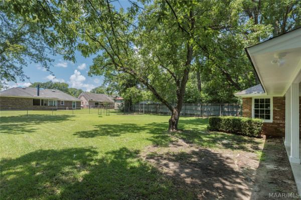 2220 E ABERDEEN Drive