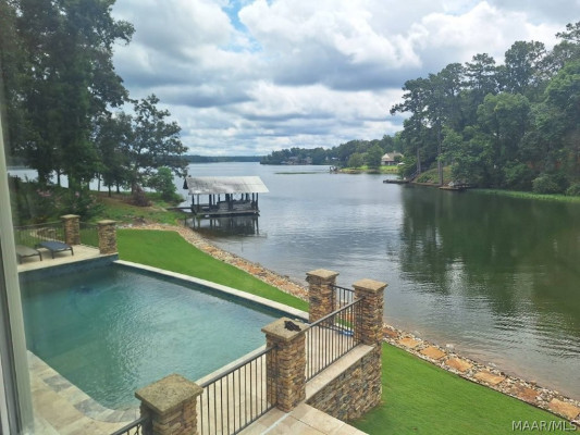 560 LAKESHORE Drive