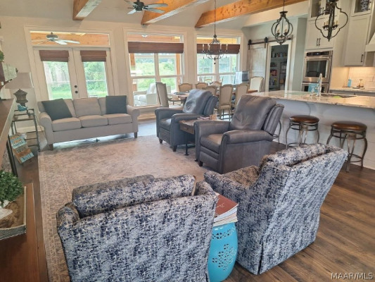 560 LAKESHORE Drive