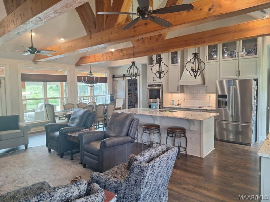 560 LAKESHORE Drive