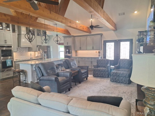 560 LAKESHORE Drive