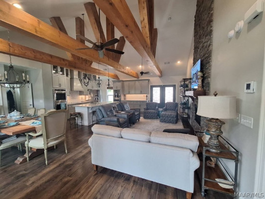 560 LAKESHORE Drive