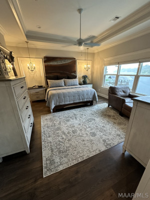 560 LAKESHORE Drive