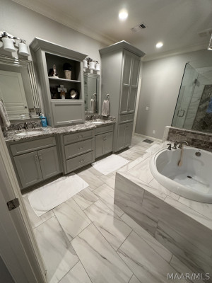 560 LAKESHORE Drive