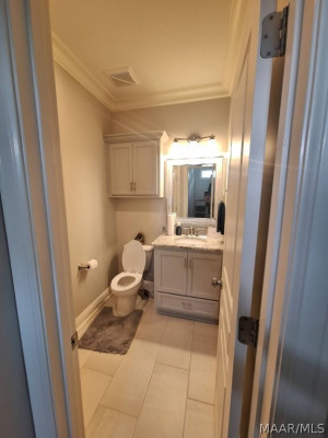 560 LAKESHORE Drive
